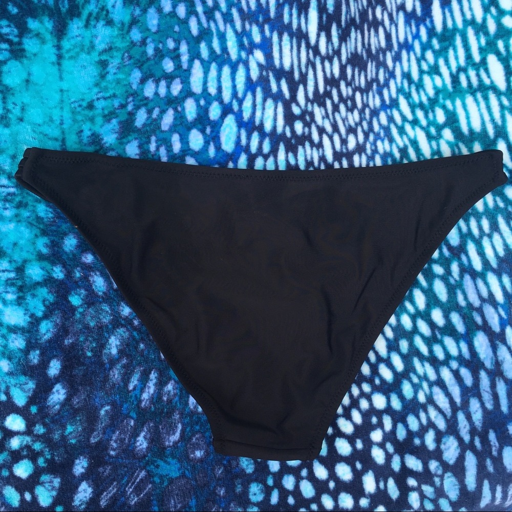 3-Strings Bikini - Picture 7 of 9